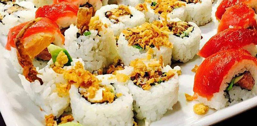 Tante colorate varietà di aperitivo di sushi su piatto bianco