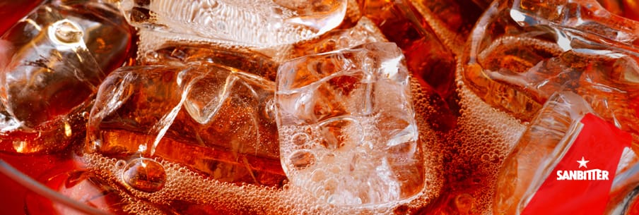 Come utilizzare il ghiaccio nei drink: a cubetti, frullato o senza? I consigli di Sanbittèr