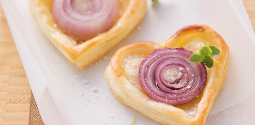 cuori di pastasfoglia con cipolla caramellata per lo stuzzichino di San Valentino