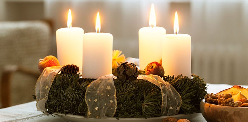 Decorazioni di Natale con le candele