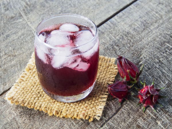 Agua de Giamaica, drink con fiori di ibisco, menta e zucchero di canna, semplice e rinfrescante