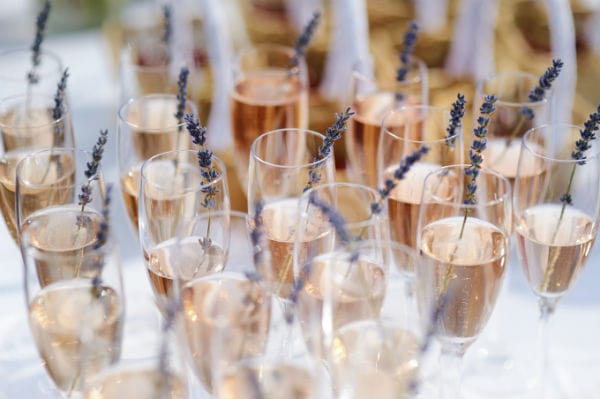 Cocktail analcolico al basilico e fiori di lavanda