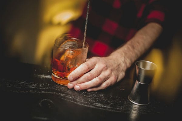 Per mescolare un cocktail senza errori, immergere il cucchiaio da bar vicino al bordo del bicchiere
