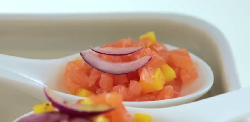 Tartare Esotica con salmone affumicato e mango per un antipasto di pesce Tartare Esotica con salmone affumicato e mango per un antipasto di pesce