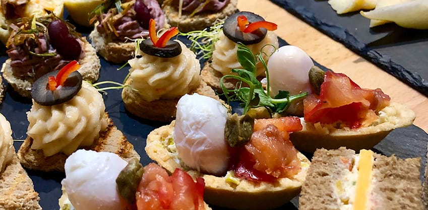 Mix di finger food con crostini assortiti