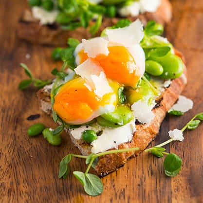 Finger food per l'aperitivo di primavera: fave, pecorino e uovo in camicia