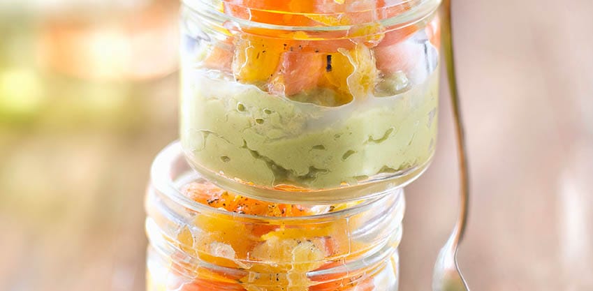 Finger food con crema di avocado e salmone Finger food con crema di avocado e salmone