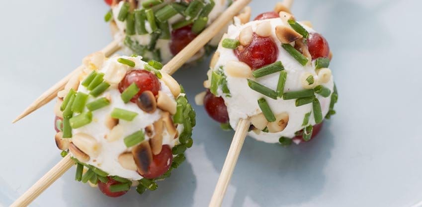 Finger food di formaggio alle erbe per l’aperitivo vegetariano di Natale