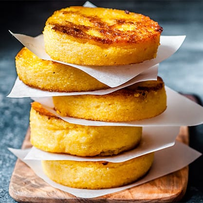 Torre di finger food di polenta fritta