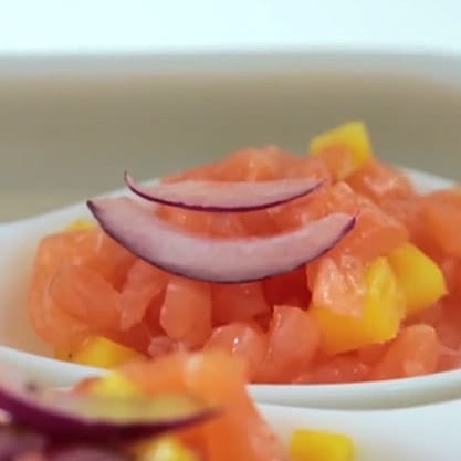 Tartare Esotica con salmone affumicato e mango per un antipasto di pesce