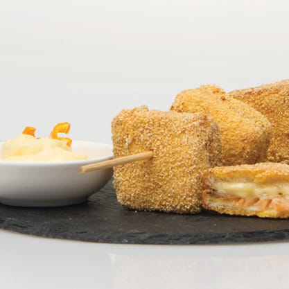 Spiedini di mozzarella in carrozza con maionese all’arancia