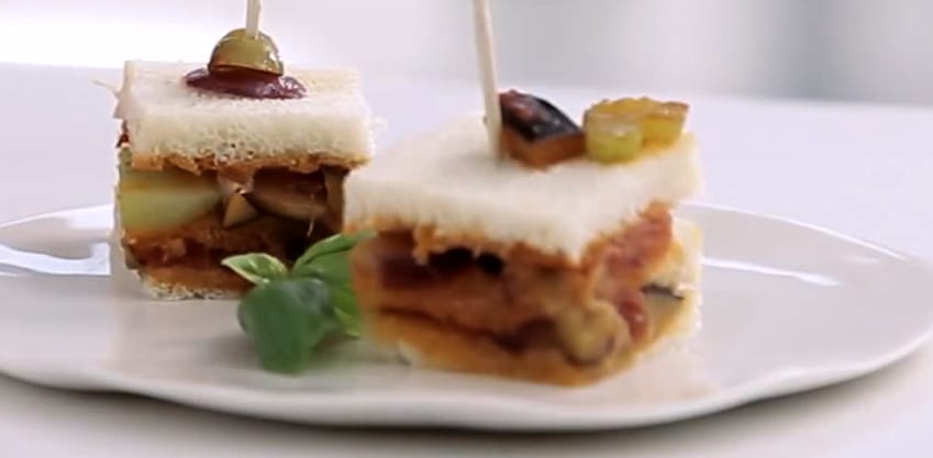 Club Sandwich di Caponata, appetizer da aperitivo italiano Club Sandwich di Caponata, appetizer da aperitivo italiano