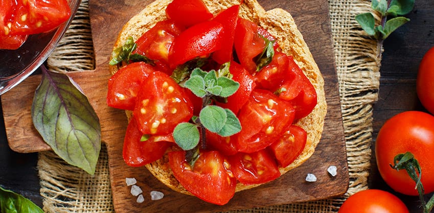 Friselle al pomodoro come aperitivo: ricette e cocktail abbinati