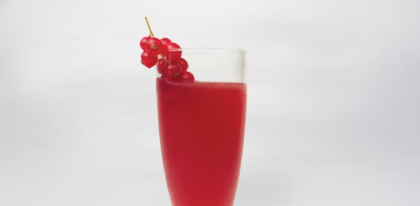 Cocktail Fusion Berry a base di Sanbittèr Emozioni di Frutta Ribes Nero con sciroppo di tè verde Cocktail Fusion Berry a base di Sanbittèr Emozioni di Frutta Ribes Nero con sciroppo di tè verde