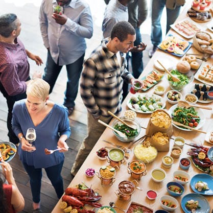 Galateo dell'aperitivo: cosa non fare davanti al buffet