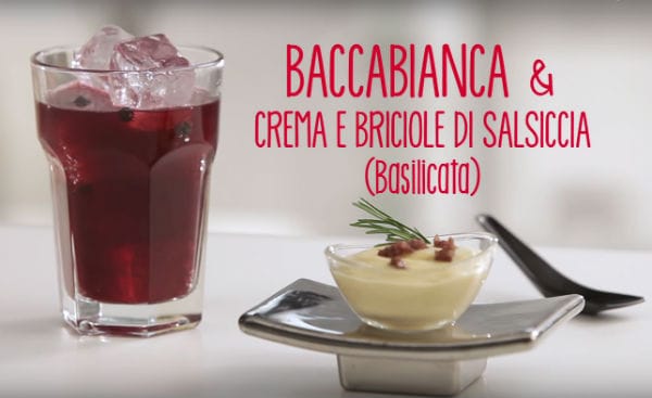 Baccabianca, cocktail con Sanbittèr Dry, mirtillo rosso e ginepro, da abbinare a crema di ceci e briciole di salsiccia