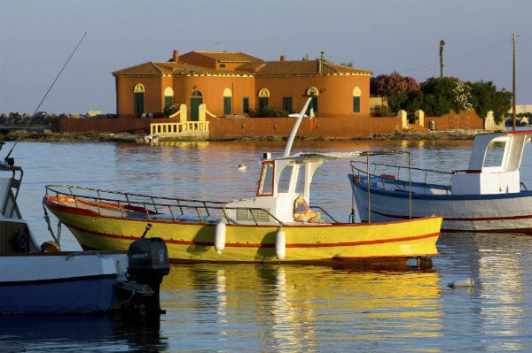 Marzamemi, un piccolo angolo di paradiso circondato dal mare, ideale come meta per pasquetta