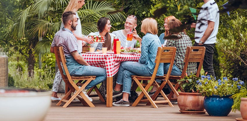 Un gruppo di amici che mangia una grigliata in giardino