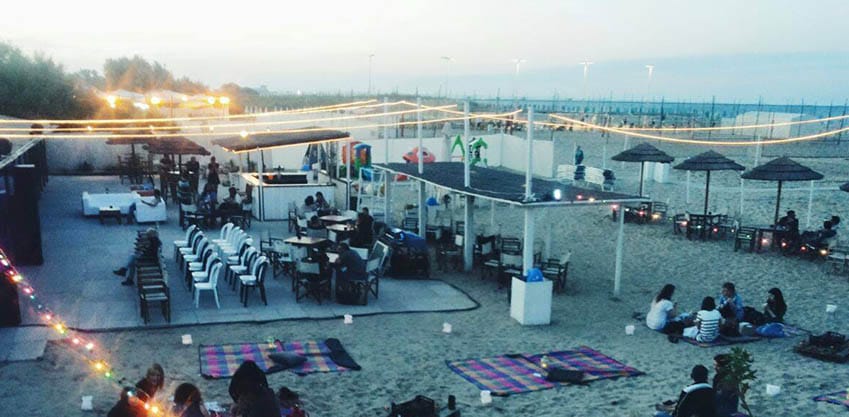 Aperitivo serale sulla spiaggia all'Hana di Ravenna