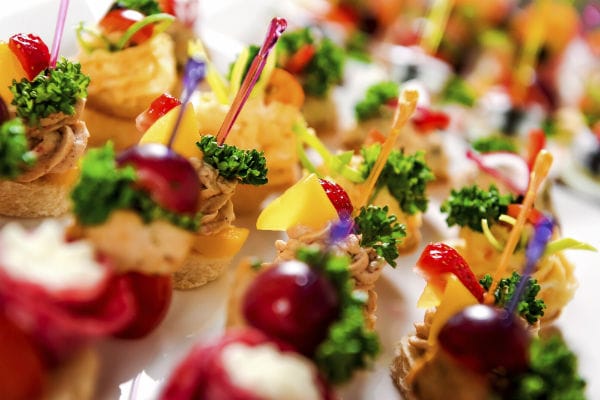 I colori vivaci rendono i piatti e i cocktail più attraenti, frutta e verdure al vapore donano brillantezza e vivacità