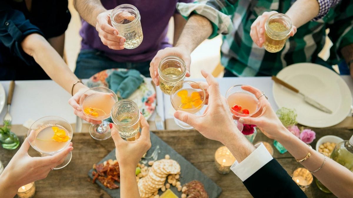 Aperitivo, cocktail e finger food: come essere degli ospiti impeccabili