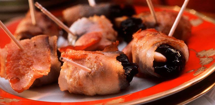 Involtini prugne e speck per l'aperitivo di Natale