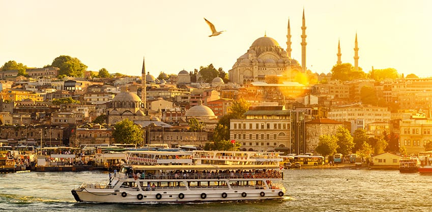 Istanbul, aperitivo al tramonto sul Bosforo