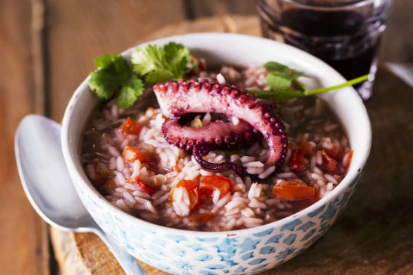 Ad un aperitivo portoghese tradizionale non può mancare l'arroz de polvo, ovvero riso con polipo