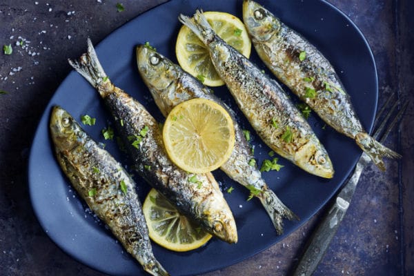 Sardhinas Assadas, ovvero sardine cotte alla griglia, piatto tipico degli aperitivi a Lisbona