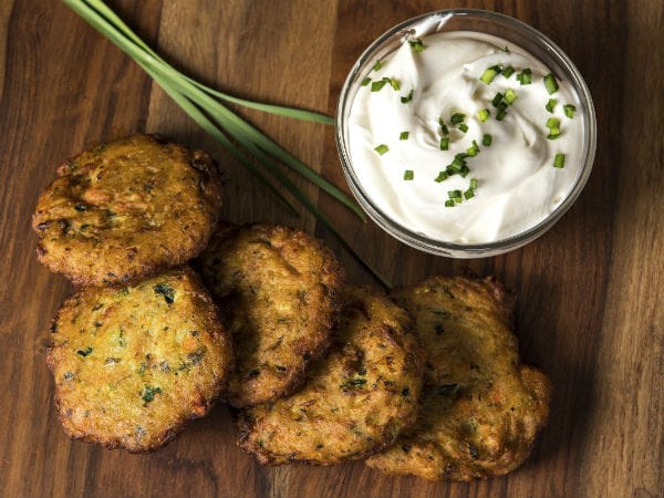 I Kabak kizartmasi sono polpettine di zucchine da servire con salsa allo yogurt come finger food