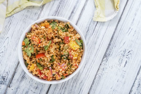 L'insalata Kisir dona all'aperitivo turco un tocco mediorientale con bulgur, menta, cipolla e melograno