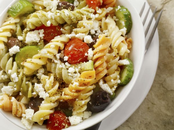 Pasta fredda con pomodori, cetrioli e feta, la ricetta per un aperitivo dal sapore estivo