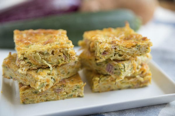 Ricetta della torta salata con le zucchine, da servire tagliata a quadrotti come appetizer