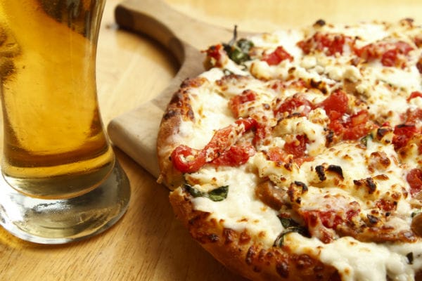 Pizza e birra formano una coppia indissolubile con sapori che si sposano perfettamente
