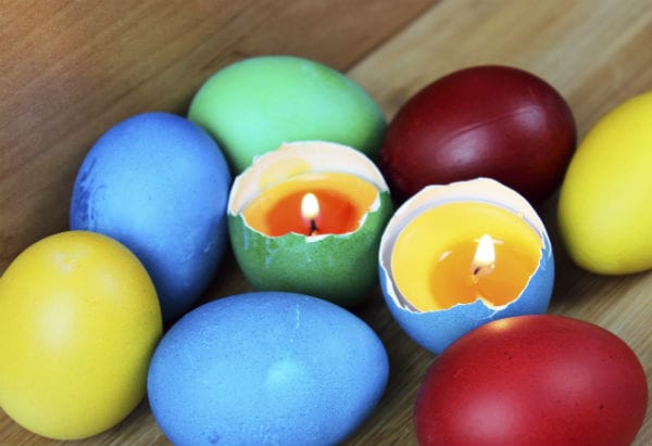 Per donare atmosfera all'aperitivo, trasforma le uova in piccole candele colorate da mettere in tavola