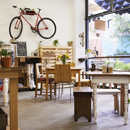 Locale bike friendly con bici appesa al muro