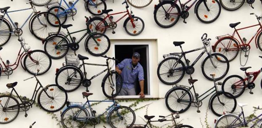 bike friendly, bici attaccate sulla facciata esterna