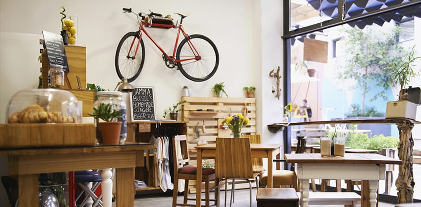 Locale bike friendly, particolare di bicicletta appesa al muro