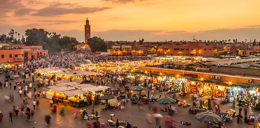 Mercato di Marrakech illuminato dalle luci dei mercatini al tramonto Mercato di Marrakech al tramonto