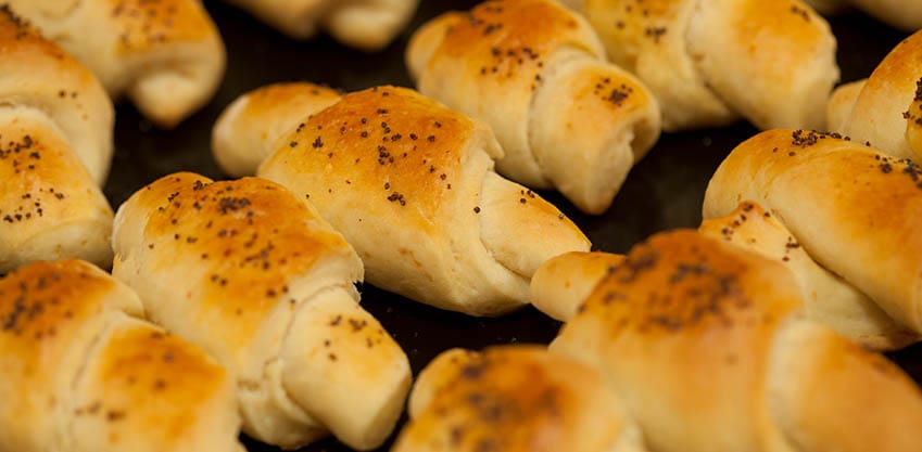 mini croissant ai fagioli per l'aperitivo vegano