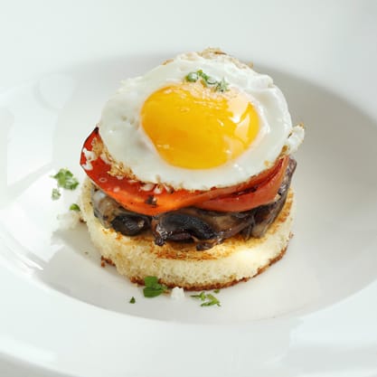 toast con funghi, uovo e pomodoro