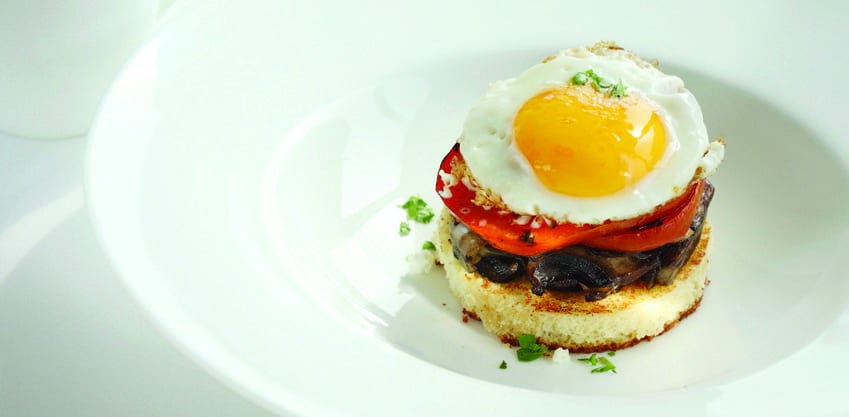 toast con funghi, uovo e pomodoro