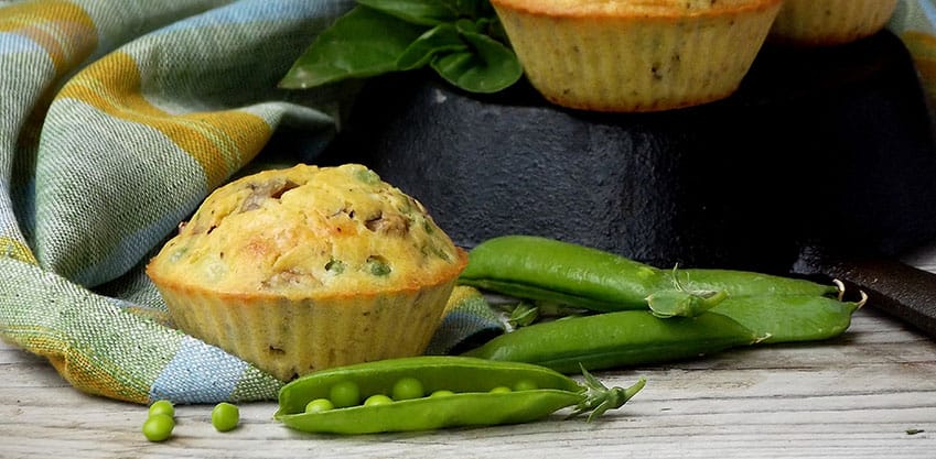 Muffin salati con i piselli da abbinare a Sanbittèr Emozioni Passion Fruit