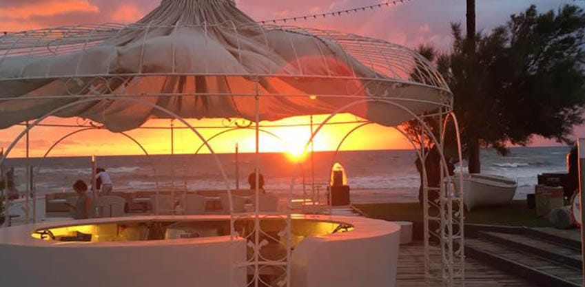 Aperitivo al Nabilah di Napoli con tramonto sul mare