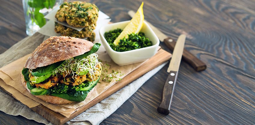 Un panino di semi integrale con verdure, soia e germogli