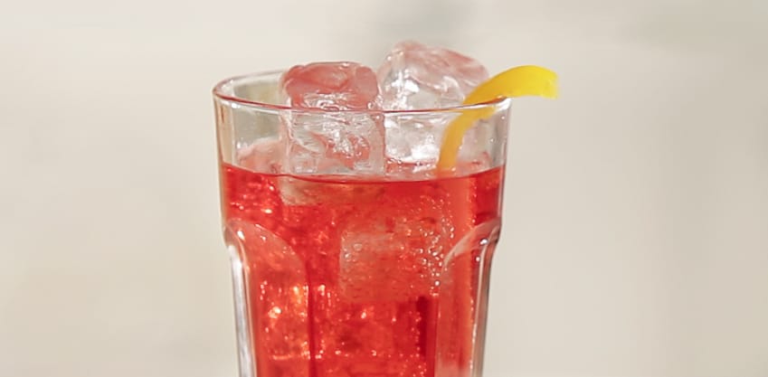 Peperosso drink con peperone giallo, Sanbittèr Rosso e Tonica Sanpellegrino