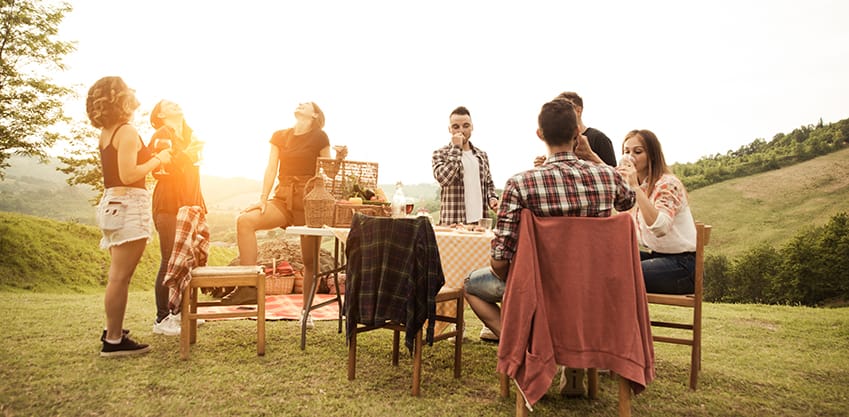 Ragazzi che fanno un pic nic in primavera