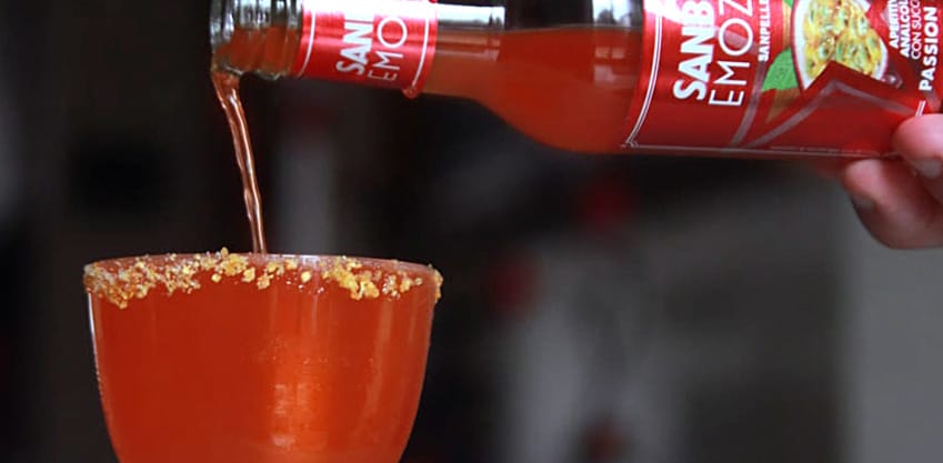 Prova il cocktail rosso per la festa della mamma! Preparazione del cocktail con passion fruit per la festa della mamma