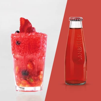 Strawberry Bitter, drink con fragole e mirtilli neri, e Sanbitter Rosso