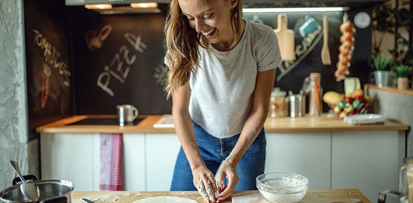 Una ragazza che prepara la pizza